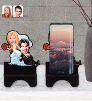 BK Gift Kişiye Özel Evleniyoruz Karikatürlü Ahşap Biblo Telefon Standı-2