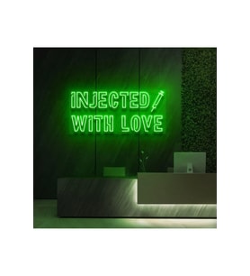 INJECTED WITH LOVE Yazılı ve Şekilli Neon Tabela
