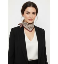 Pamuk Zeytin Dalı Desenli Üçgen Fular Bandana – Doğal Minimal Boyun Aksesuarı