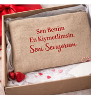 Kişiye Özel Jüt Bez Çanta – Sevgililer Günü İçin Romantik Mesajlı Hediye, Kırmızı Baskılı, Hediye Kutulu (Rose Gold Altın)