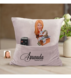 BK Gift Kişiye Özel Anne Karikatür Tasarımlı Organizer Kumanda ve Atıştırmalık Cepli Pembe Kırlent Yastık-6 Arkadaşa Hediye, Cepli Yastık