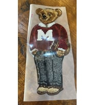 ÜTÜ İLE YAPIŞAN M HARF KAZAKLI AYI ARMA TRANSFER BASKI 31X14 CM (Kırmızı)