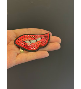 ÜTÜ İLE YAPIŞAN KIRMIZI DUDAK ARMA DİKİŞ APLİKE 7X3 CM