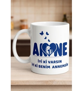 İyi Ki Varsın İyi Ki Benim Annemsin Bu Kadın Harika Bir Anne Yazılı Özel Tasarım Kupa Bardak Yeni Anneye Hediye Bebek ve Kelebek Figürlü