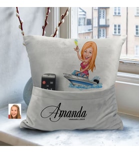 BK Gift Kişiye Özel Tatilci Kadın Karikatür Tasarımlı Organizer Kumanda ve Atıştırmalık Cepli Gri Kırlent Yastık-2 Arkadaşa Hediye, Cepli Yastık