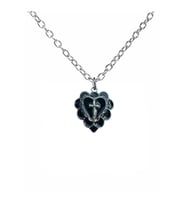 Gothic Cross Black Heart Unisex Kolye – Haçın Gücü ve Kalbin Karanlığı (Gümüş)