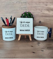 İyi Ki Varsın Dede Hediye Sepeti Kupa Bardak T Kulplu, Kalemlik ve Dekoratif Taş Dedeye Doğum Günü Hediyesi (Model 2)