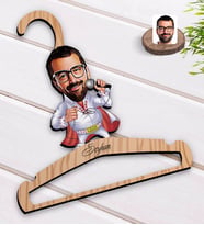 BK Gift Kişiye Özel Elvis Presley Karikatürlü Standart Boy Ahşap Elbise Askısı-1