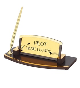 Pilotlara Özel Ahşap Kalemli Masa Üstü İsimlik