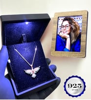 Size Özel Fotoğraflı 925 Ayar Gümüş Zümrüdü Anka Kuşu Kolyesi - Premium Işıklı Kutusunda