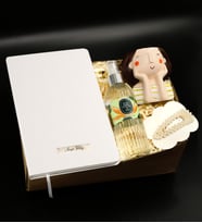 Kişiye Özel Beyaz Termo Defter & Yeşil Renkli Dream Girl Saksı & İncili Saç Tokası & Eyüp Sabri Tuncer Kolonya Hediye Seti