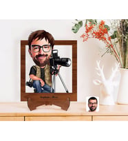 BK Gift Kişiye Özel Erkek Profesyonel Fotoğrafçı Karikatürlü Ahşap Standlı 3D Biblo-1 (Beyaz)