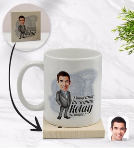 BK Gift Kişiye Özel Erkek Nihayetinde Karikatürlü Beyaz Kupa Bardak ve Ahşap Bardak Altlığı Hediye Seti - Model 1