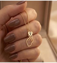 Kalp Yapan El Model Harf Kolye 925K Gümüş (Gold)