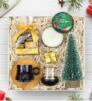 Bambu Tabaklı Mermer Desen Fincan & Gold Detaylı Kahve Yanı Su Bardağı & Ahşap Zeminli Mini Çam Ağacı & Godiva Napoliten Çikolata & Yılbaşı Temalı Metal Kutulu Mum Hediye Seti