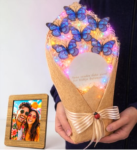 Kişiye Özel Renkli Led Işıklı Büyük Boy Mavi Kelebek Buketi & Fotoğraflı Ahşap Çerçeve