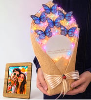 Kişiye Özel Renkli Led Işıklı Büyük Boy Mavi Kelebek Buketi & Fotoğraflı Ahşap Çerçeve