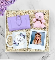 Kişiye Özel Mor Baskılı Kupa & Beyaz İnstagram Çerçeve & Pembe Ayıcık Anahtarlık & Mor Yumuşak Deri Kartlık Cüzdan Hediye Seti
