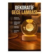 Ahşap Standlı Kız Figürlü Büyük Cam Küre – Sarı Işıklı Dekoratif Gece Lambası