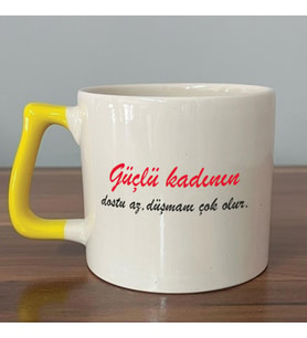 Güçlü Kadının Dostu Az, Düşmanı Çok Olur Baskılı Kadınlar Günü Sarı Kulplu D Kupa