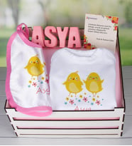 eJOYA Ahşap Sandıkta Kişiye Özel Zıbın Önlük Ve Taş İsimlik Bebek Hediye Seti 109453 (Pembe)