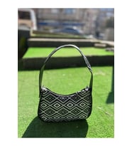 Kadın Kendinden Desenli Baget Çanta (Siyah - Beyaz)