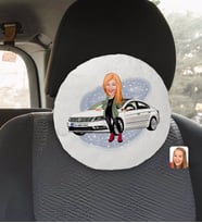 BK Gift Kişiye Özel Plakalı Kadın Volkswagen Passat Karikatürlü Yuvarlak Araç Koltuk Yastığı-1