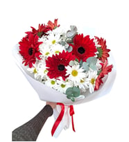 Beyaz Bukette Beyaz Papatya ve Kırmızı Gerbera