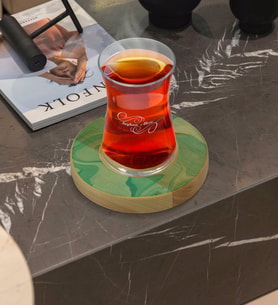 BK Gift Kişiye Özel Mermer Tasarımlı Doğal Ahşap Tabaklı Heybeli Çay Bardağı Model 1