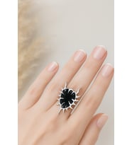 Gotik Diken Siyah Yüzük – Gücün, Korunmanın ve Karanlık Zarafetin Simgesi