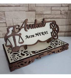 Kişiye Özel Avukat Dekoratif Ahşap Masa İsimliği