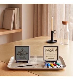 Komodin, Ofis ve Kitaplık İçin Tevekkül Simgesi Stantlı Tasarım ve Damla Hat Meâlli Besmele İkili Takım 10x10 cm, Pudra - Kül Gri