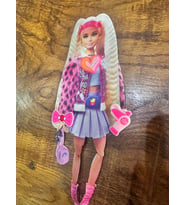 ÜTÜ İLE YAPIŞAN PEMBE GİYİMLİ FİYONK TAŞLI KIZ ARMA DİKİŞ APLİKE 24X13