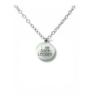 I Am Sher Locked Madalyon Kolye – Sherlock Temalı 60 cm Zincirli Unisex Metal Takı (Gümüş)