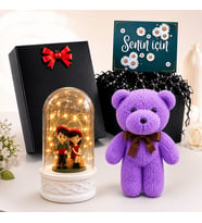 Siyah Hediye Kutusunda Oturan Çift Biblolu LED Işıklı Fanus ve Mor Peluş Ayıcık Hediye Seti