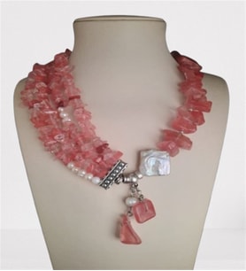 Pembe quartz ve barok incili asimetrik özel tasarım kolye