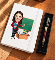 Kişiye Özel Fotoğraflı Öğretmenler Günü Hediyesi – Beyaz Karikatür Baskılı Defter ve İsme Özel Kalem Seti