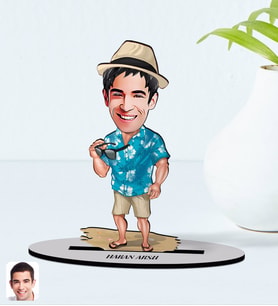 BK Gift Kişiye Özel Tatilci Adam Karikatürlü Ahşap Biblo Model 1