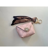 Kadına Hediye Taş Broşlu ve Fularlı Mini Pembe Çanta Anahtarlık - Çanta Süsü
