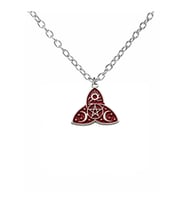 Triquetra ve Güneş-Ay-Yıldız-Pentagram Figürlü Kırmızı Kolye – 60 cm Zincirli, Gotik & Unisex Takı (Gümüş)