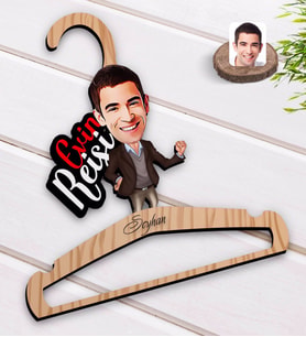 BK Gift Kişiye Özel Evin Reisi Karikatürlü Standart Boy Ahşap Elbise Askısı-1