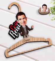 BK Gift Kişiye Özel Evin Reisi Karikatürlü Standart Boy Ahşap Elbise Askısı-1