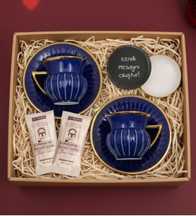 Kişiye Özel Metal Kutulu Mum & 2'li Mavi Gold Detaylı Türk Kahvesi Fincan Takımı & 2’li Tek Kullanımlık Kahve Hediye Seti
