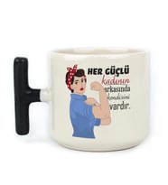 Her Güçlü Kadının Arkasında Kendisi Vardır Baskılı Kadınlar Günü Siyah Kulplu T Kupa