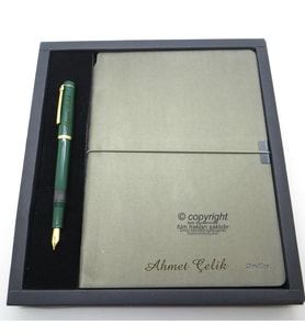 Scrikss İsme Özel Verona Defter + 419 Nefti Yeşil Dolma Kalem Hediyelik Set - SVG194 İsme Özel Defter Kalem Kutulu Set