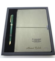 Scrikss İsme Özel Verona Defter + 419 Nefti Yeşil Dolma Kalem Hediyelik Set - SVG194 İsme Özel Defter Kalem Kutulu Set
