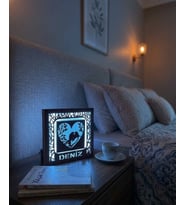 Kişiye Özel İsimli Kalp ve Kuş Figürlü Led Işıklı Gece Lambası - 14x14 cm Ahşap Dekoratif Lamba
