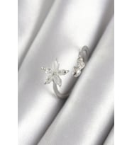 Pirinç Gümüş Renk Zirkon Taşlı Çiçek Model Kalp Detay Kadın Yüzük - EBJ240408W23441 (Renksiz)