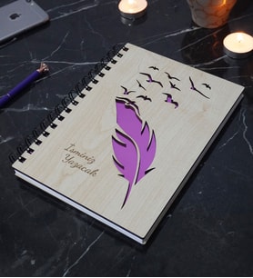 Kişiye Özel Kuş Tüy Desenli Ahşap Kapaklı Defter - Ajanda - İsme Özel - A5 60 Yaprak (120 SAYFA) Hediyelik (Pembe)