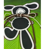 BAĞCIKLI SİYAH KALPLİ TAVŞAN APLİKE DİKİŞ AKSESUARI 30X23 CM